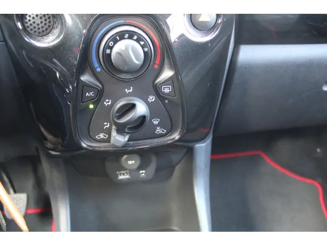 Toyota Aygo 1.0 VVT-i X-cite Bi-tone 2017 Benzine 6