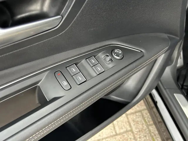 Peugeot 3008 1.6 HYbrid 225 GT 2023 Hybride Benzine 33