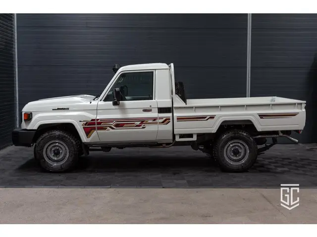 Toyota Land Cruiser GRJ79 Single Cab M/T 2024 Benzine 4