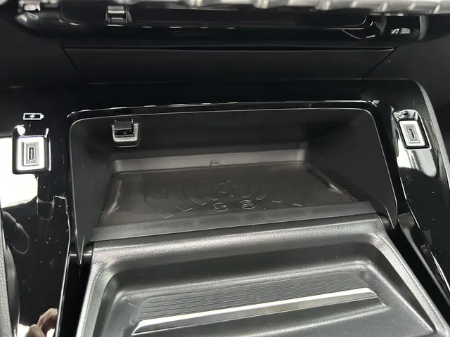 Peugeot 2008 1.2 Hybrid 145 PK GT 2025 Hybride Benzine 28