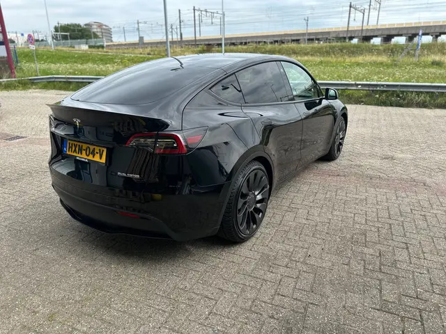 Tesla Model Y 2