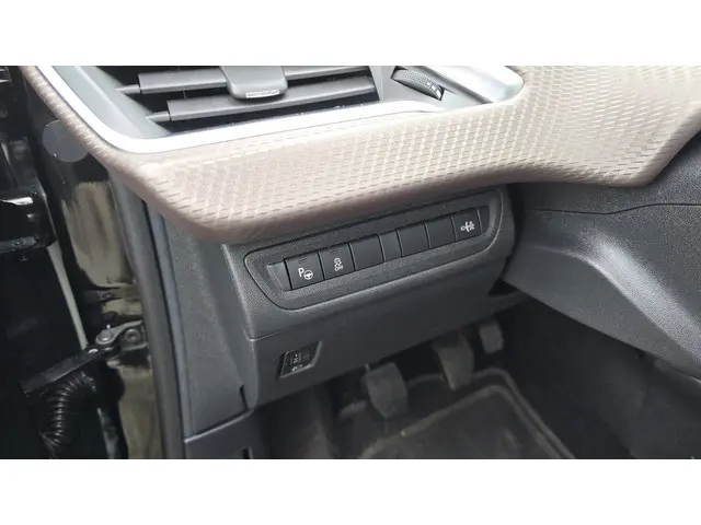 Peugeot 2008 1.2 VTi Allure Pack Premium Plus 2014 Benzine 18