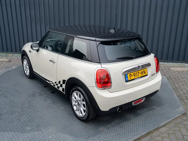 MINI Cooper Mini 1.5 Chili Serious Business 2016 Benzine 29