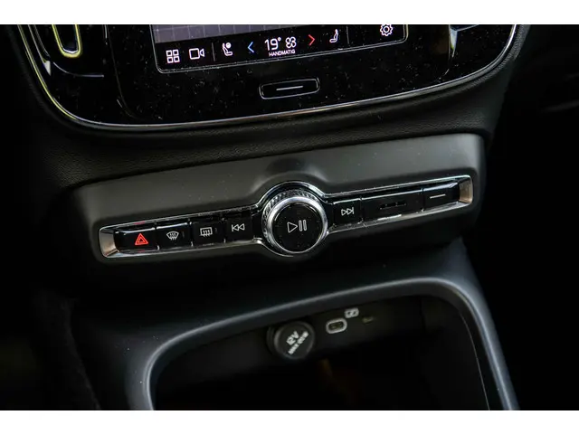 Volvo XC40 B4 Aut Plus Dark 2025 Benzine 23