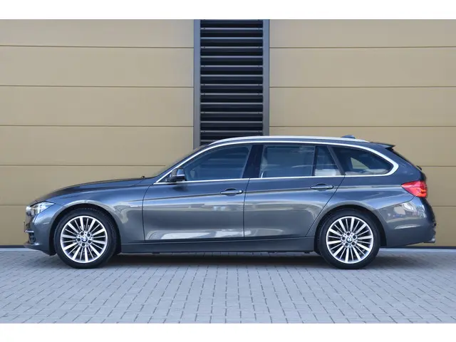 BMW 3 Serie Touring 320i Luxury Edition 2018 Benzine 2