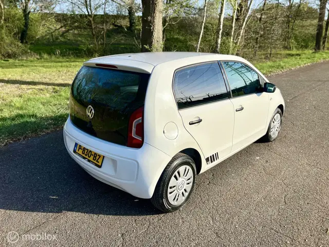 Volkswagen up! 1.0 high up! BlueMotion 2015 Benzine 8