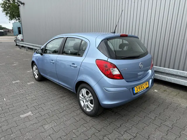 Opel Corsa 1.2-16V Berlin 2013 Benzine 21