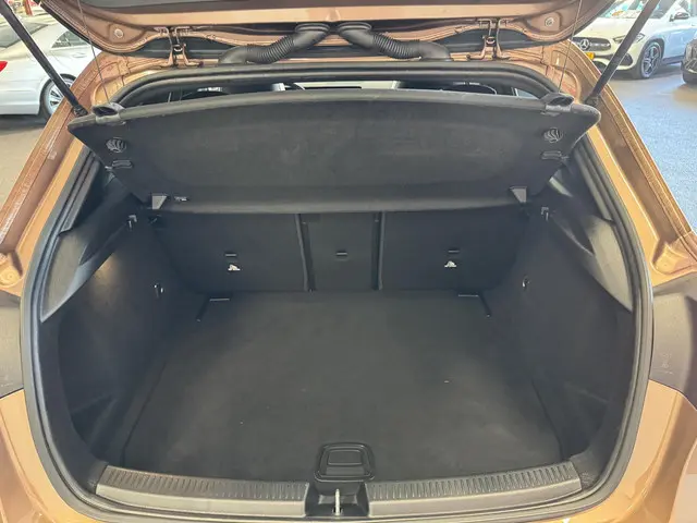 Mercedes-Benz A-Klasse 200 AMG-LINE 2021 Benzine 15