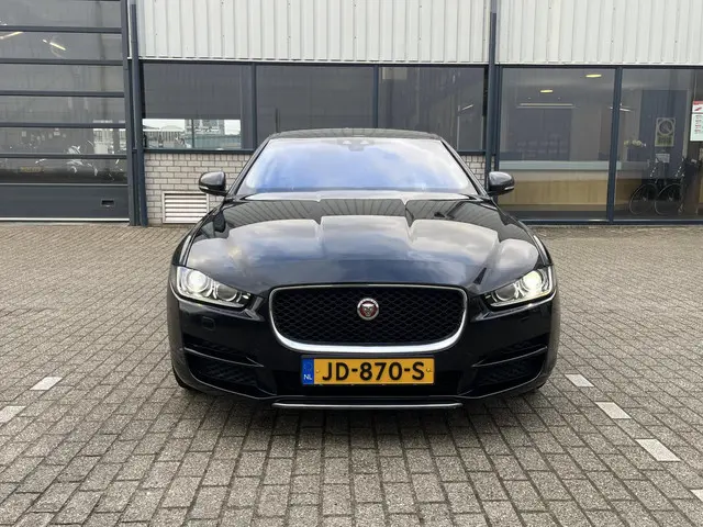 Jaguar XE 2.0 Portfolio 2015 Benzine 42