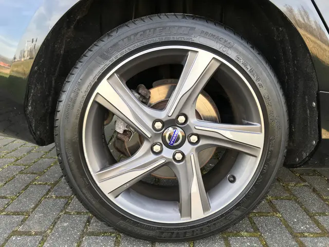 Volvo V40 1.6 T3 R-Design 2013 Benzine 34