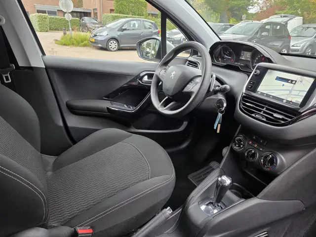 Peugeot 208 1.2 PureTech Active 2017 Benzine 12