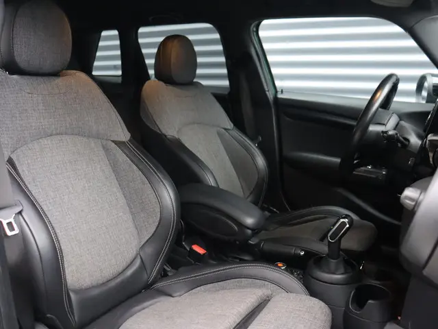 MINI 5-Deurs Cooper 2019 Benzine 8