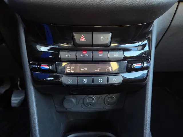 Peugeot 208 1.2 VTi Blue Lease Executive 2013 Benzine 26