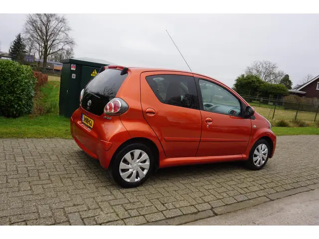 Toyota Aygo 1.0 VVT-i Dynamic Orange LED 2012 Benzine 6