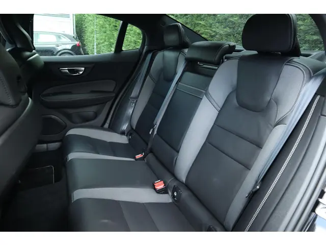 Volvo S60 2.0 T4 R-Design 2020 Benzine 24