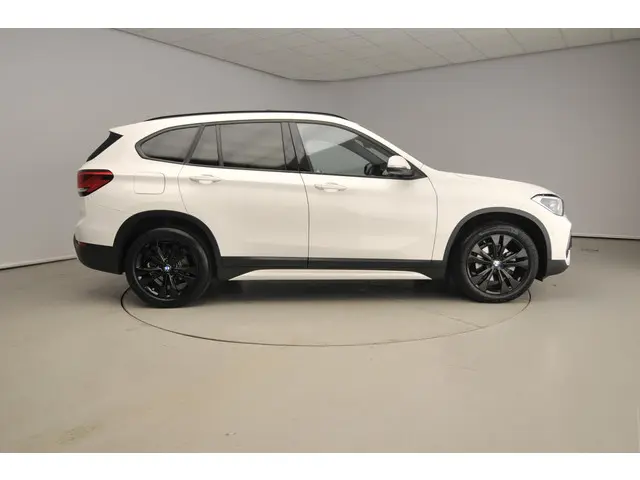 BMW X1 sDrive18i 2022 Benzine 4