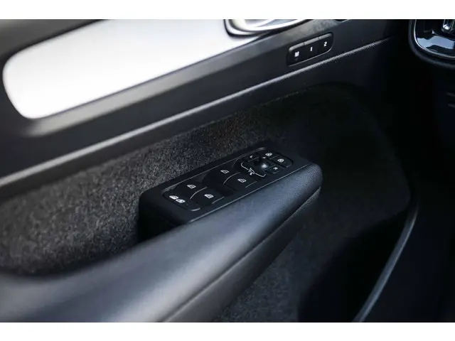 Volvo XC40 2.0 B4 Plus Dark 2024 Benzine 24