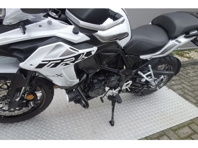 Benelli TRK 502 X 2023 Benzine 18