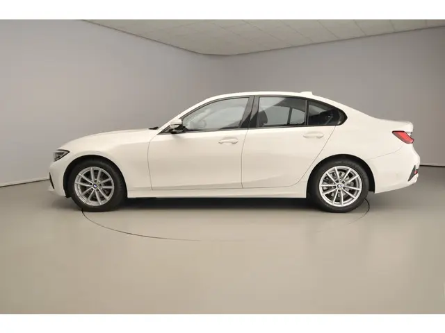 BMW 3 Serie Sedan 320i 2019 Benzine 2