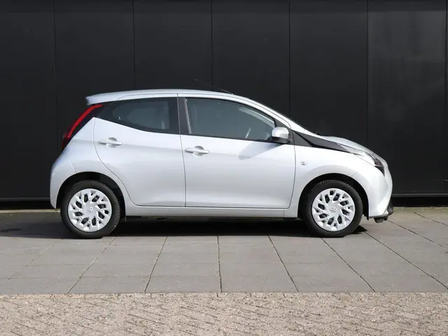 Toyota Aygo 1.0 VVT-i x-play 2022 Benzine 4