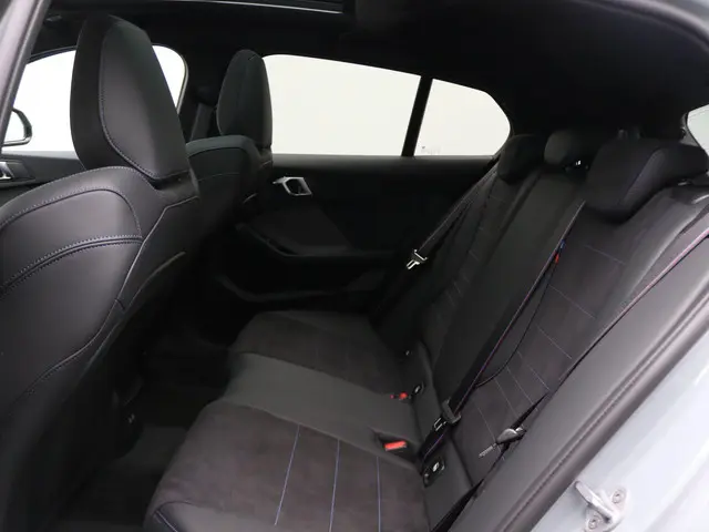 BMW 1 Serie 120 2025 Benzine 23