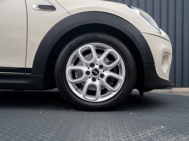 MINI Cooper Mini 1.5 Chili Serious Business 2016 Benzine 21