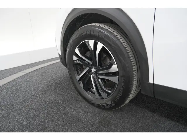 Peugeot 2008 PureTech 130 EAT8 Allure 2022 Benzine 16