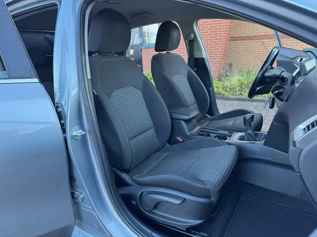 Kia Ceed 1.5 T-GDi DynamicLine, Full Led, 2023 Benzine 24