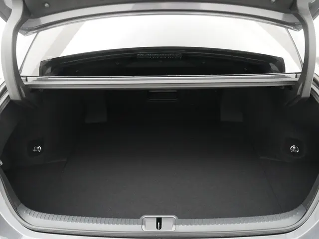 Lexus ES 300h Business Line 2023 Hybride Benzine 23