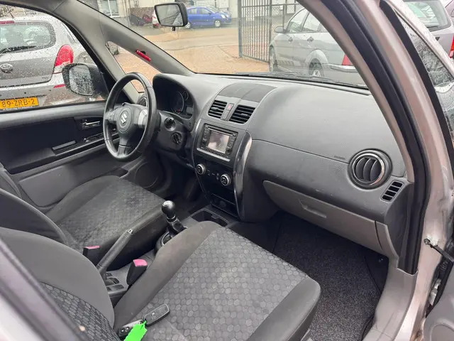 Suzuki SX4 1.6 Executive 2012 Benzine 19