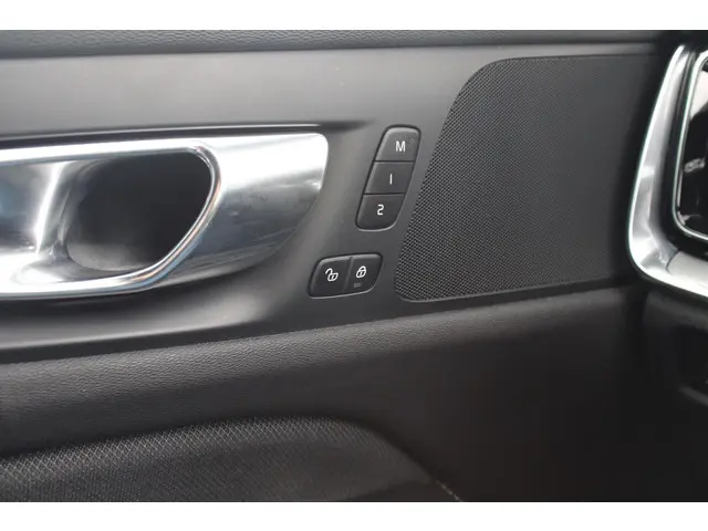 Volvo S60 2.0 B3 R-Design 2021 Benzine 23