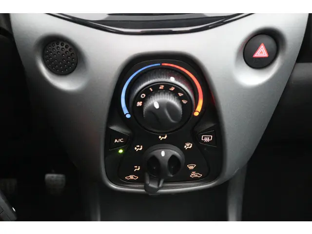 Toyota Aygo 1.0 VVT-i x-play cabrio 2021 Benzine 7