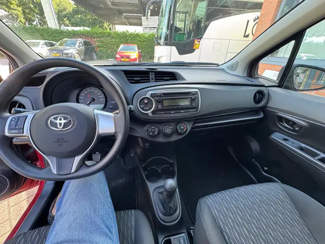 Toyota Yaris 1.0 VVT-i Now 2014 Benzine 6