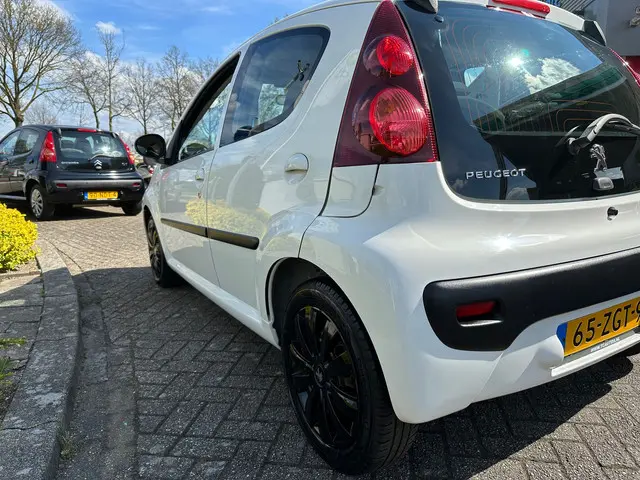 Peugeot 107 1.0 Active facelift led airco 2012 Benzine 10