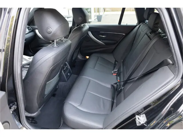 BMW 3 Serie Touring 320i M Sport Edition 2019 Benzine 16