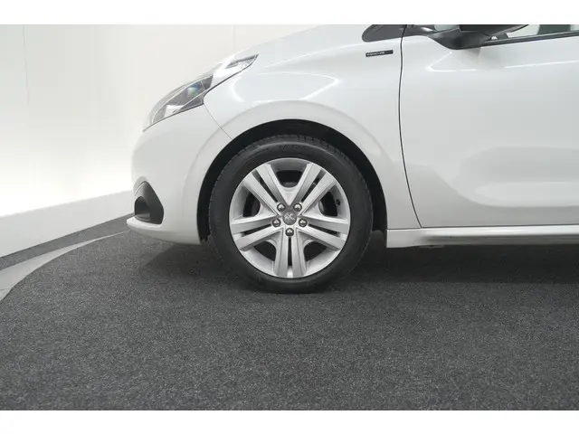 Peugeot 208 PureTech 82 Signature 2018 Benzine 15