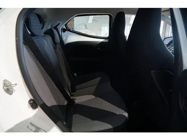 Toyota Aygo 1.0 VVT-i x-play limited 2019 Benzine 17