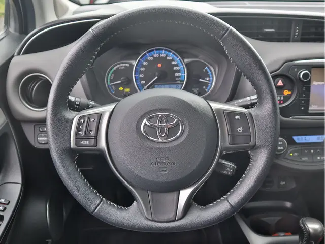 Toyota Yaris 1.5 Hybrid Comfort 2015 Hybride Benzine 9