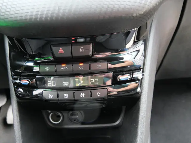 Peugeot 2008 1.2 110PK CARPLAY/ PACK CONNECT 2018 Benzine 9