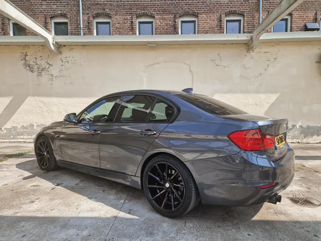 BMW 3 Serie 328i Executive 2012 Benzine 6