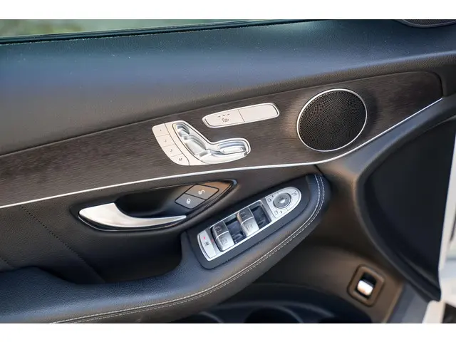 Mercedes-Benz GLC 300e 4MATIC 2021 Hybride Benzine 14