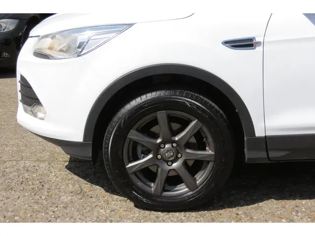 Ford Kuga 1.5 Trend , AIRCO , NAVI , LM VELG 2016 Benzine 24