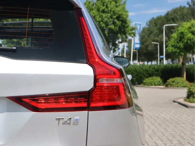 Volvo V60 2.0 T4 R-Design 2020 Benzine 30