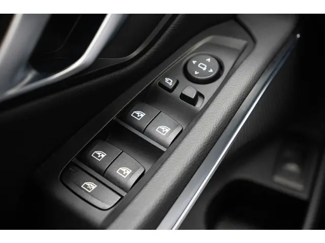 BMW 3 Serie Touring 318i 2024 Benzine 31