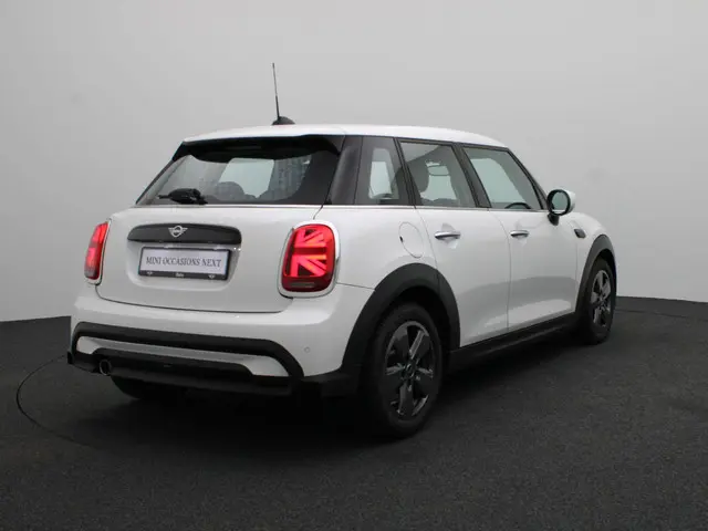 MINI 5-Deurs Cooper 2024 Benzine 2