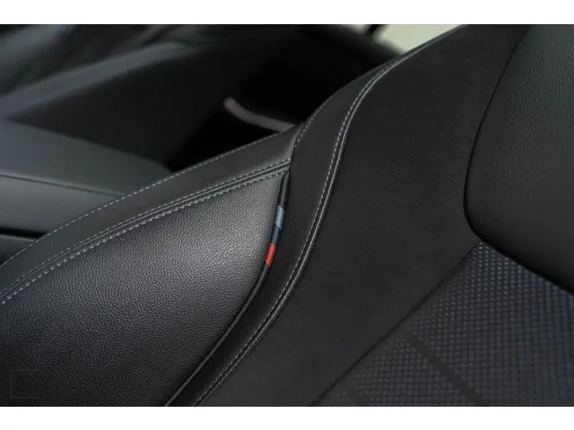 BMW 3 Serie 320i High Executive Edition 2020 Benzine 26