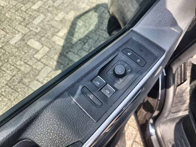Volkswagen Transporter 2.0 TDI L2H1 28 2021 Diesel 14