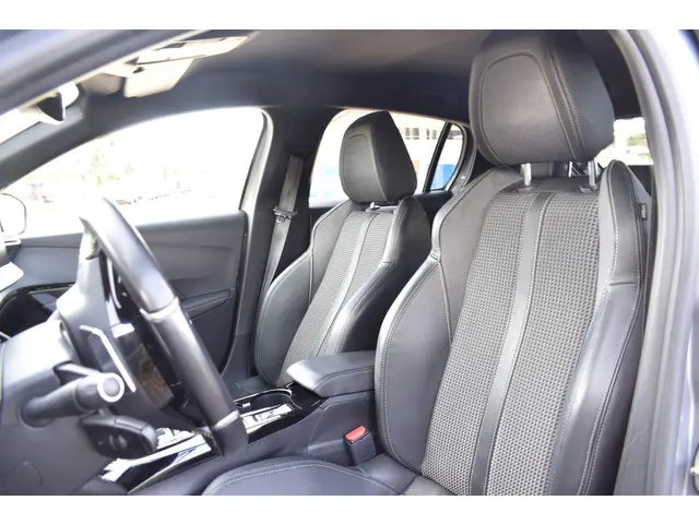 Peugeot 208 PureTech 100 EAT8 GT 2023 Benzine 2