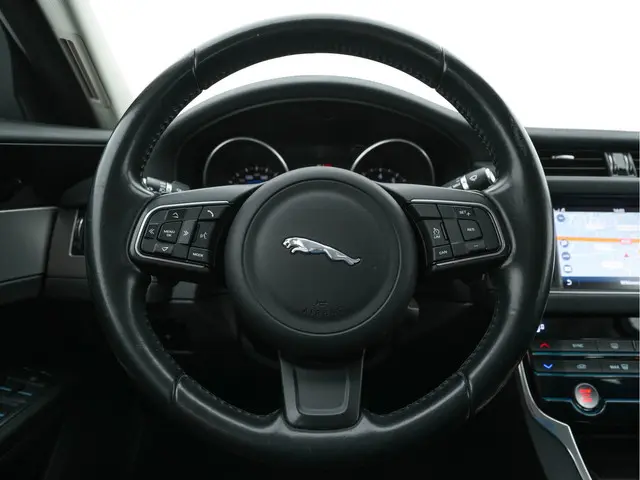 Jaguar XF 2.0 Portfolio 2017 Benzine 17