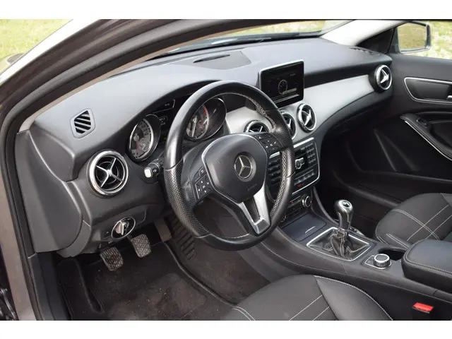 Mercedes-Benz GLA 180 Prestige 2015 Benzine 50